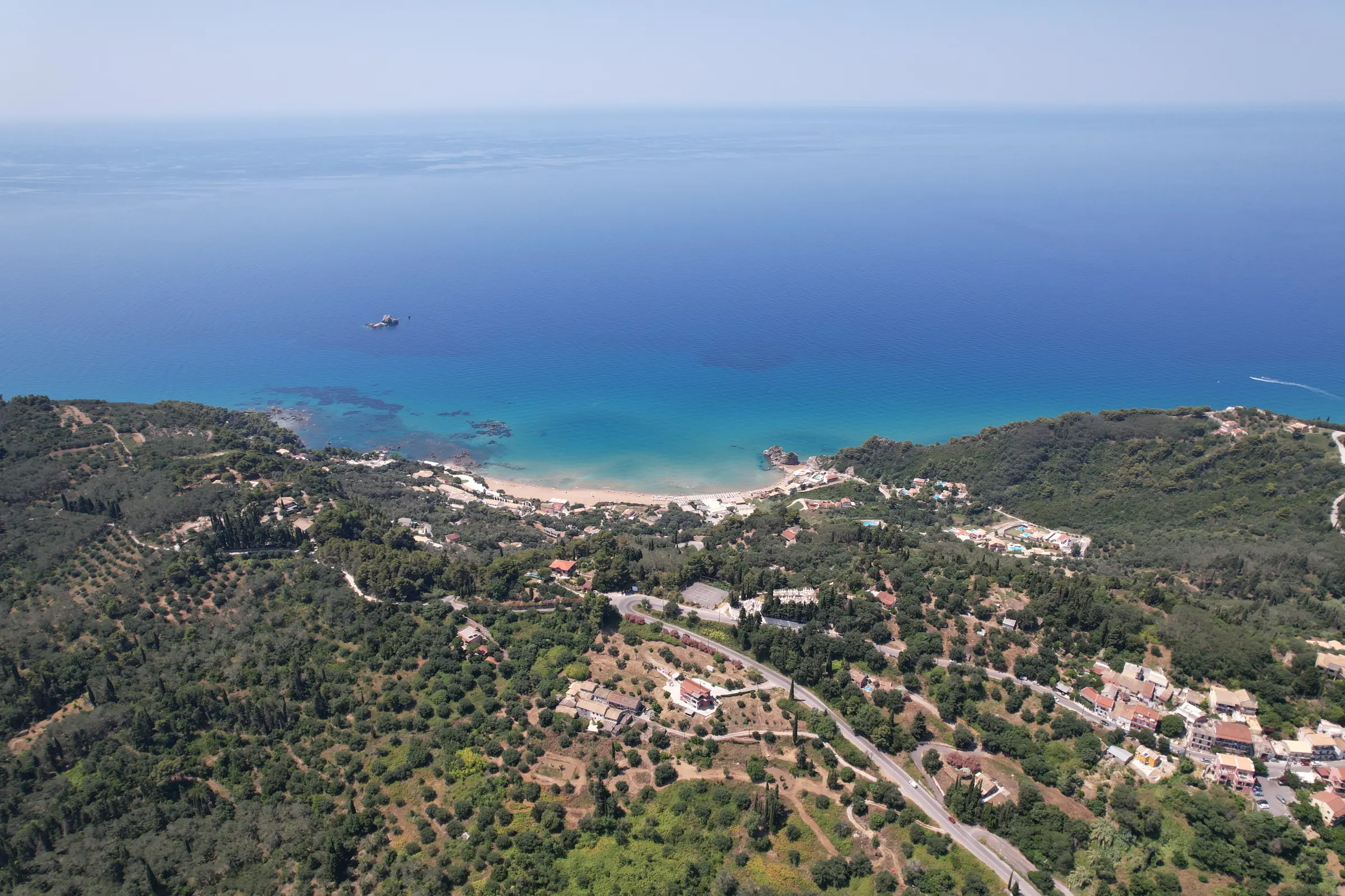 Ο κόλπος του Πέλεκα από ψηλά, με τα χωριά και τις ελιές πάνω από την ακτή