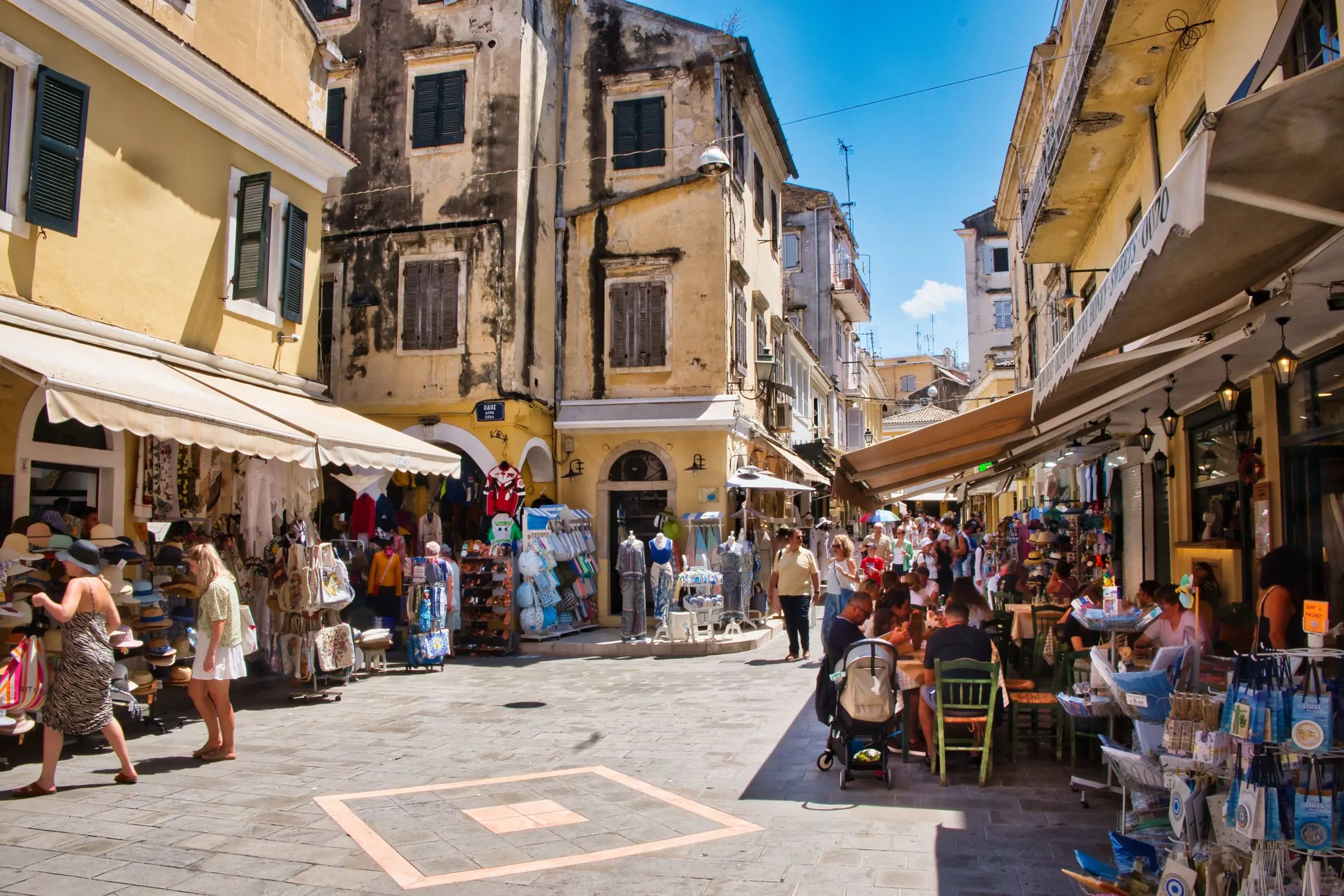 Δρόμος της Παλιάς Πόλης της Κέρκυρας, με μαγαζιά και καφέ