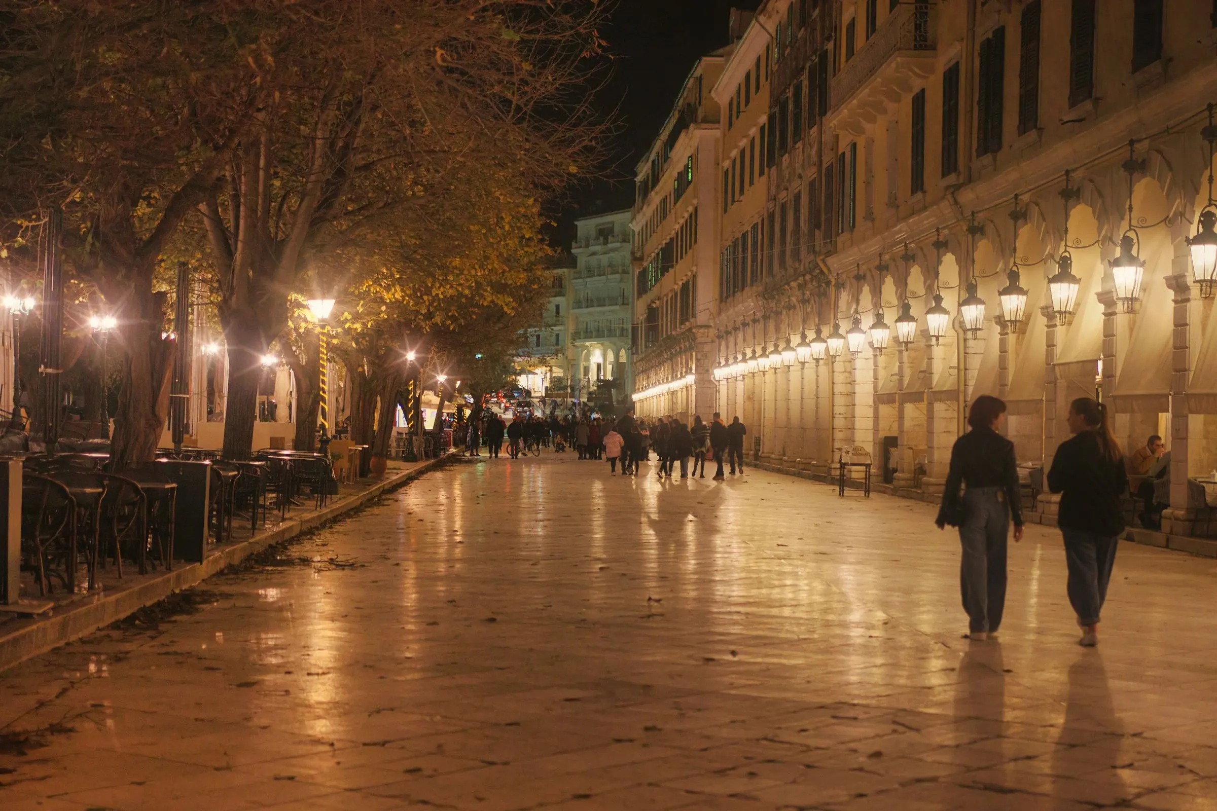 Το Λιστόν φωτισμένο τη νύχτα, με περαστικούς κάτω από τις καμάρες